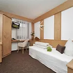 Felsenstueberl Guest house 3*